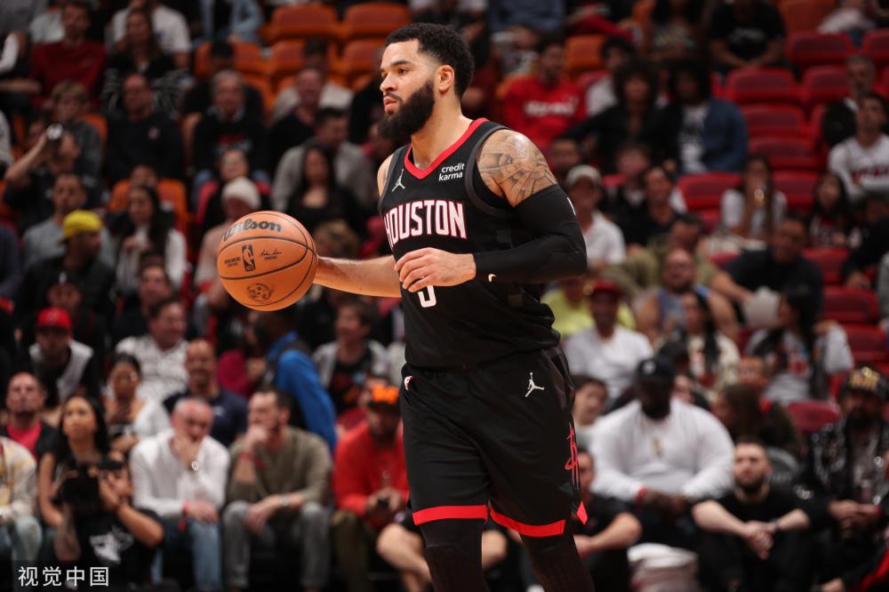 在篮球场上 在篮球场上